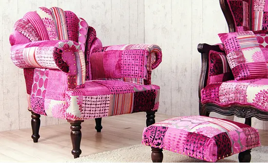 A peacock pink sofa with a vibrant and multicolored fabric, hand-made and manufactured in solid Sheesham wood.