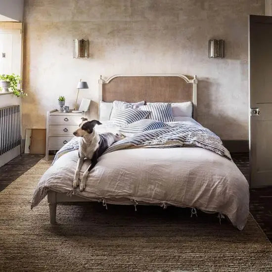 Sleek design without storage bed