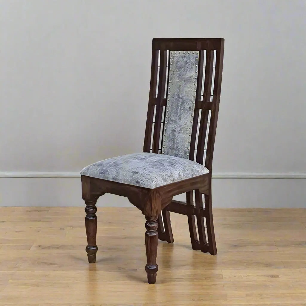 A dining chair with a curved back, upholstered seat and backrest, and wooden legs, it's a comfortable and strong dining chair.