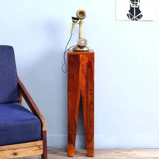 A honey-finished stand-alone end table made of sheesham wood. 